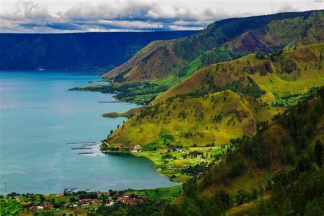 Le Lac Toba : Un Panorama Céleste de Verdure Infinie et de Nuages Mystérieux !